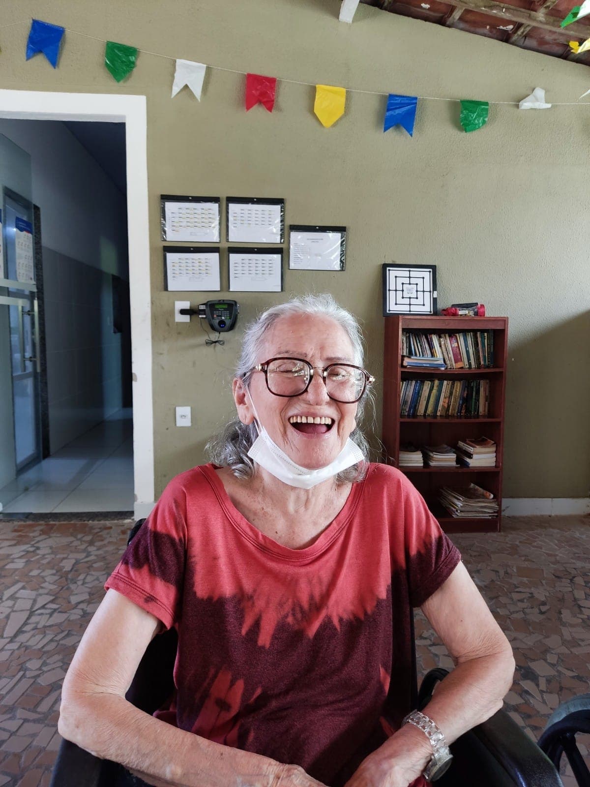 Voluntários e idosos do LEAN celebrando juntos em um evento