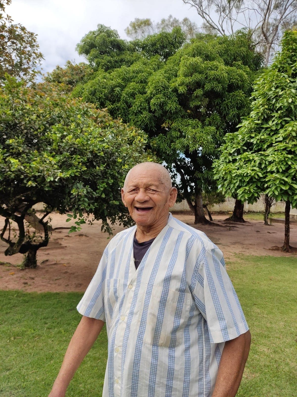 Voluntária conversando com uma idosa residente do lar LEAN